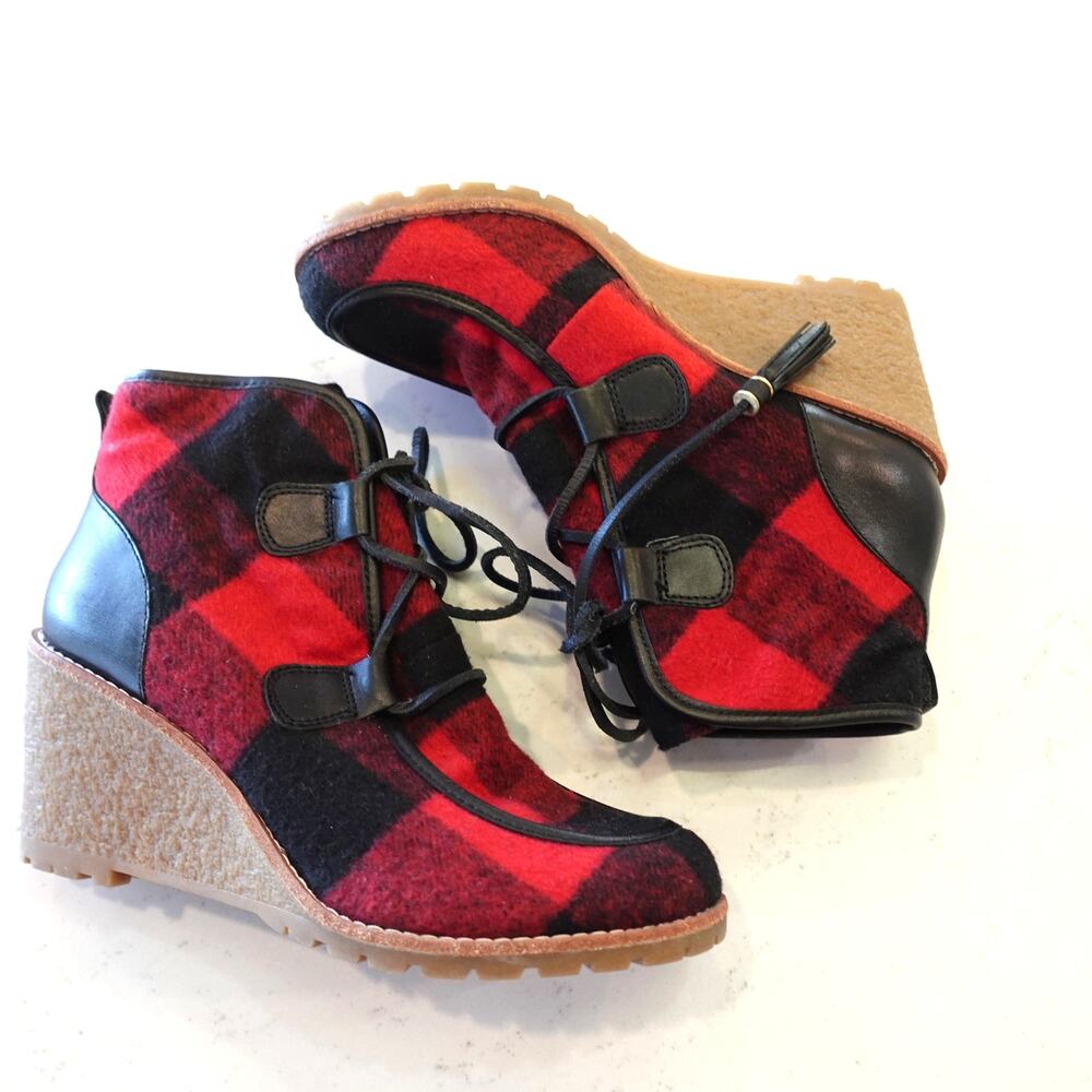 GH BaSS & CO. Buffalo plaid 3" Wedge shoes with tassels! size 7.5